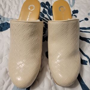 Chic Cream Woven Mules by Unknown Brand